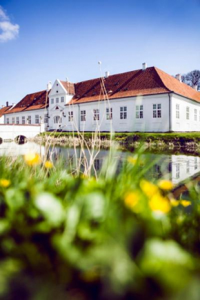 Отель Store Restrup Manor House  Сторе-Реструп